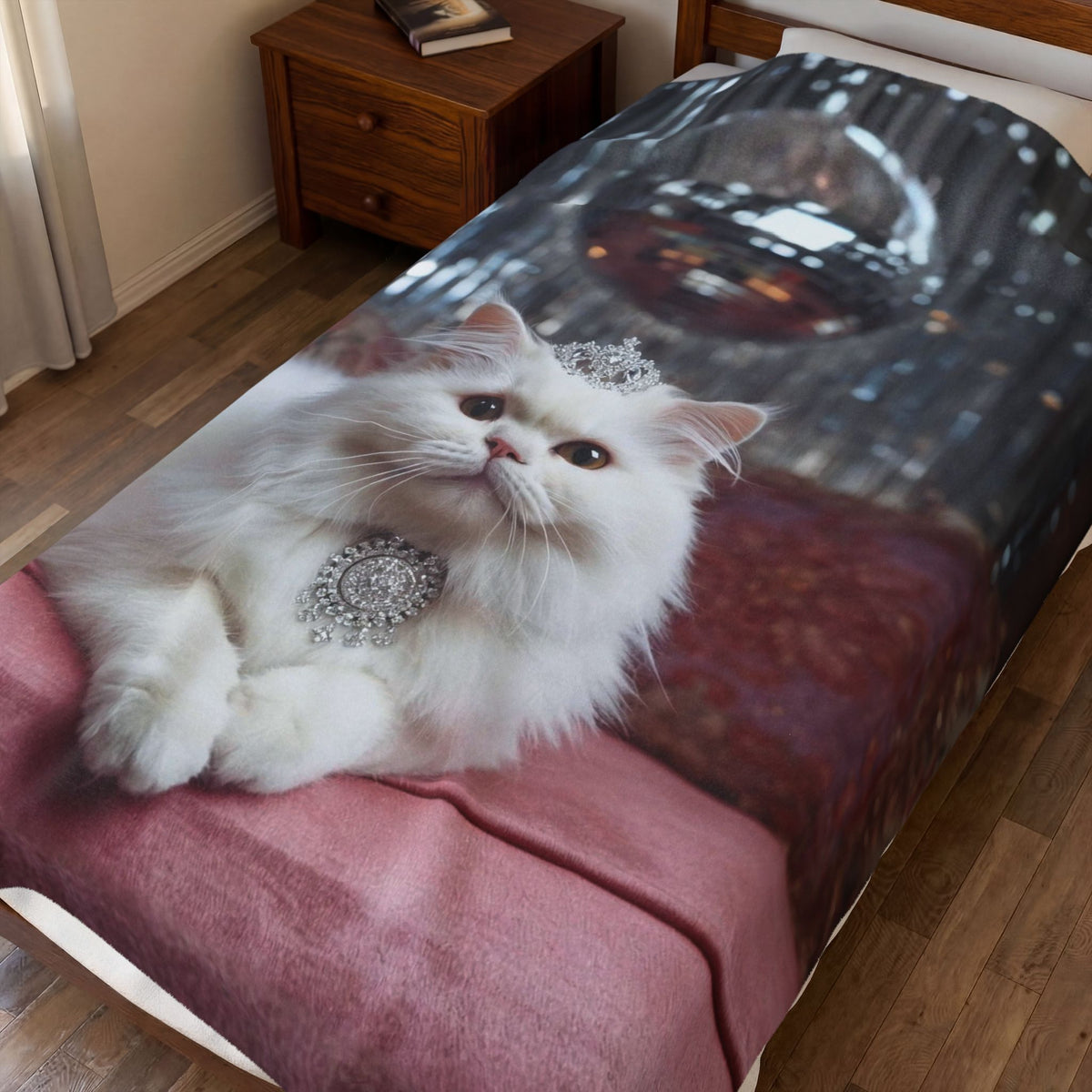 Queen Cat Blanket – Luxury White Cat Throw Blanket, Cute Cat Lover Gift, Cat Mom Gift, Pink Cozy Home DecorVelveteen Plush Blanket