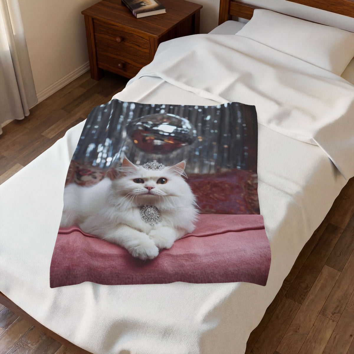 Queen Cat Blanket – Luxury White Cat Throw Blanket, Cute Cat Lover Gift, Cat Mom Gift, Pink Cozy Home DecorVelveteen Plush Blanket